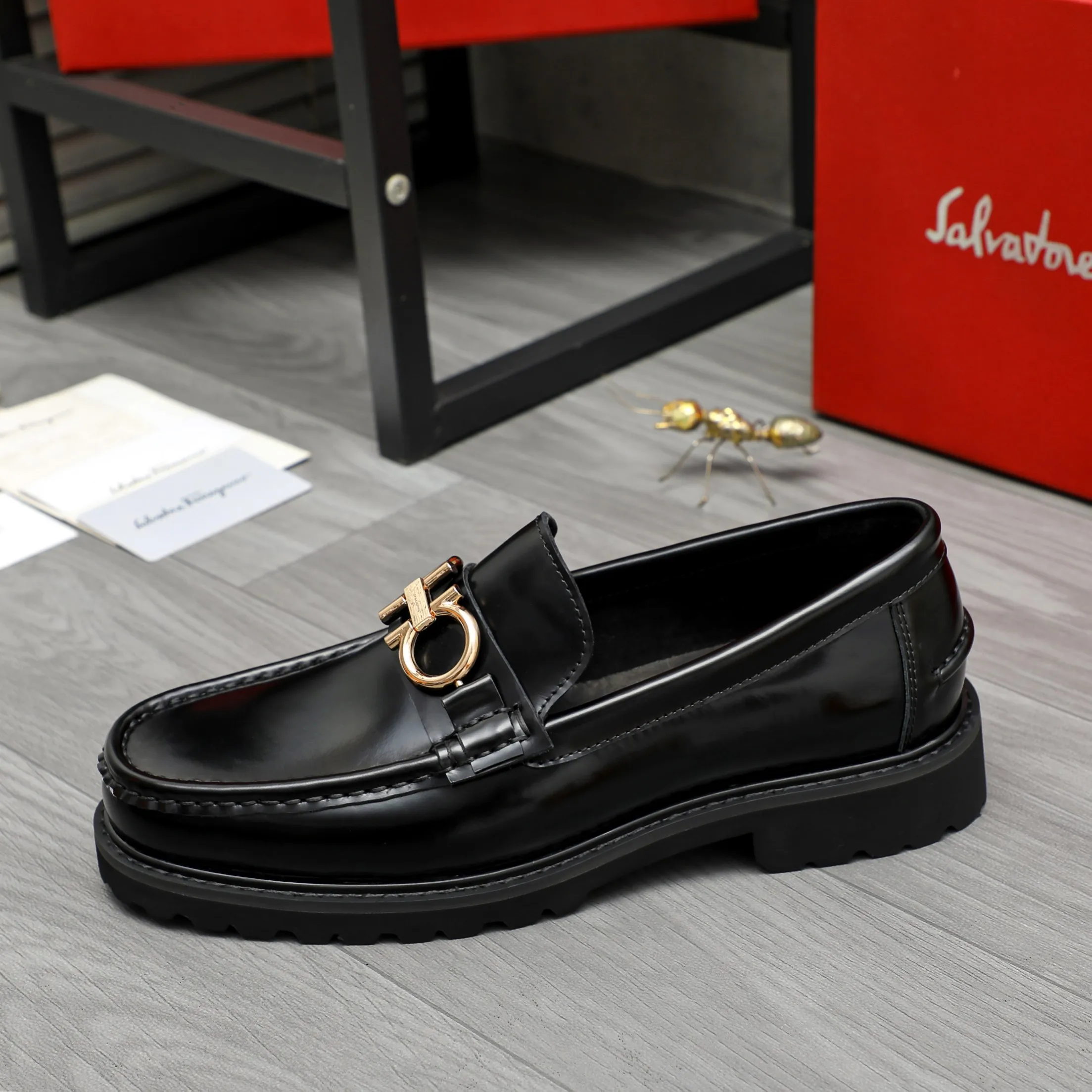 Men's shoes 💰442 Product trademark: Ferragamo "Ferragamo" business formal leather shoes Regular size: 38-46 (45.46 custom-made and non-returnable) Product materials: Selected pearlescent cowhide upper, cowhide lining, non-slip rubber outsole